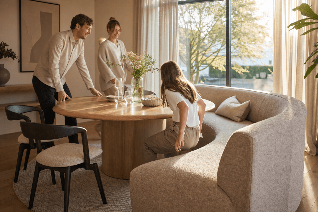 Is een halfronde eetkamerbank praktisch in het dagelijks gebruik, en hoe beïnvloedt de ronding instappen, zitcomfort en het aanschuiven aan een ronde of ovale eettafel?